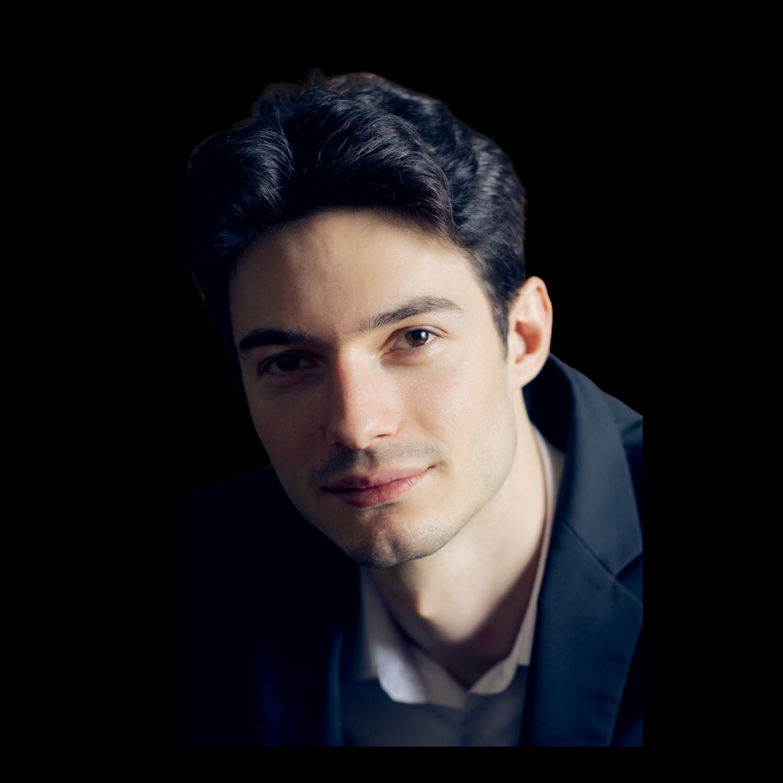 Portrait d'un des artistes solistes de la programmation 2026 du festival Les Nocturnes du Piano : Adi Neuhaus